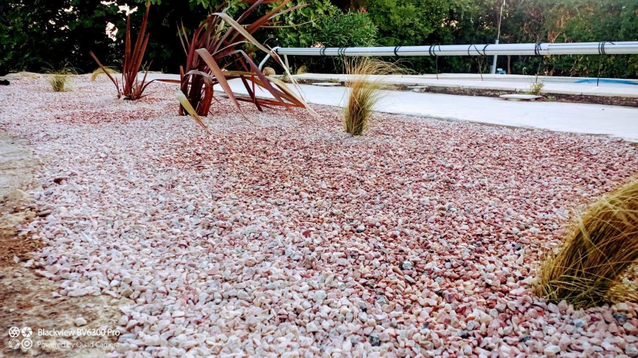 Joli Gîte d'entressen dans Mas en campagne avec piscine jeux d'extérieurs pour enfants terrain de pétanque Exterior foto