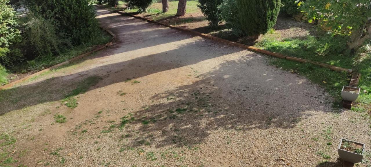 Joli Gîte d'entressen dans Mas en campagne avec piscine jeux d'extérieurs pour enfants terrain de pétanque Exterior foto